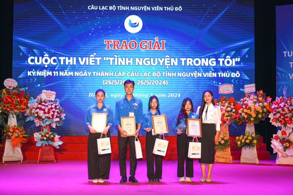 Đại diện Ban Tổ chức trao giải cuộc thi viết