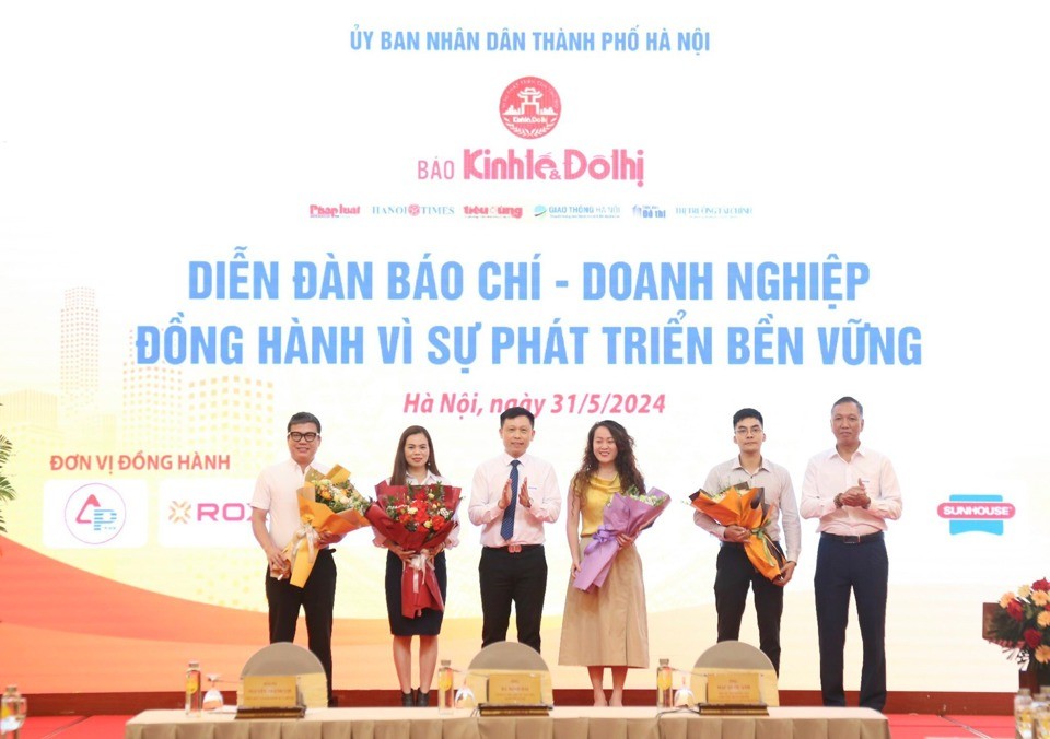 Ban Tổ chức Diễn đàn Báo chí - Doanh nghiệp đồng hành vì sự phát triển phát vững, tri ân các nhà tài trợ. Ảnh: Phạm Hùng.