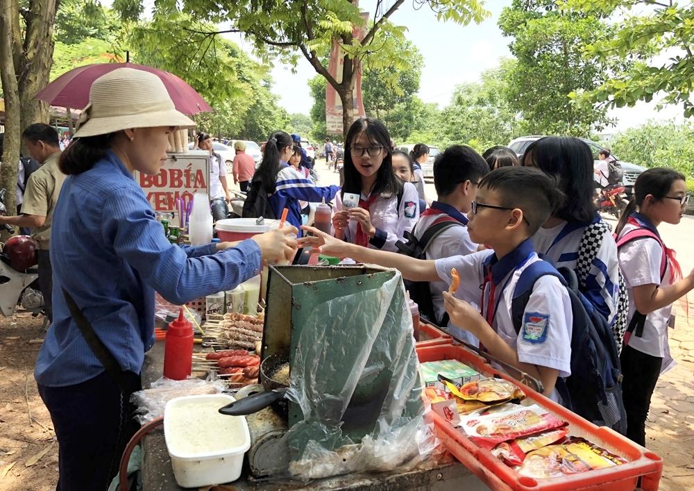 Học sinh mua đồ ăn vặt không còn là chuyện lạ