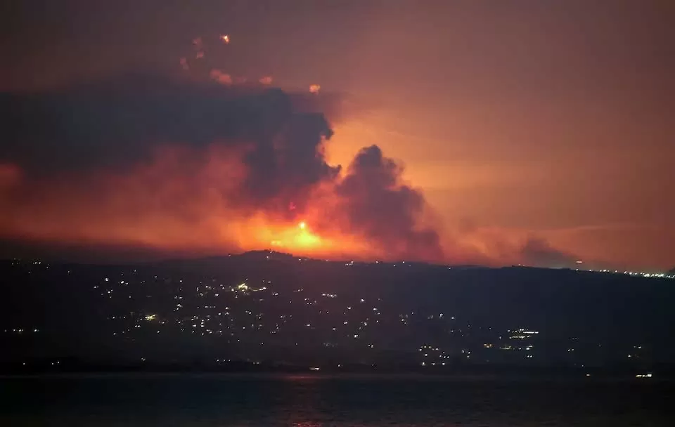 Khói lửa bốc lên ở phía biên giới Li Băng với Israel nhìn từ Tyre, miền nam Li Băng ngày 25/8 (Ảnh: Reuters)