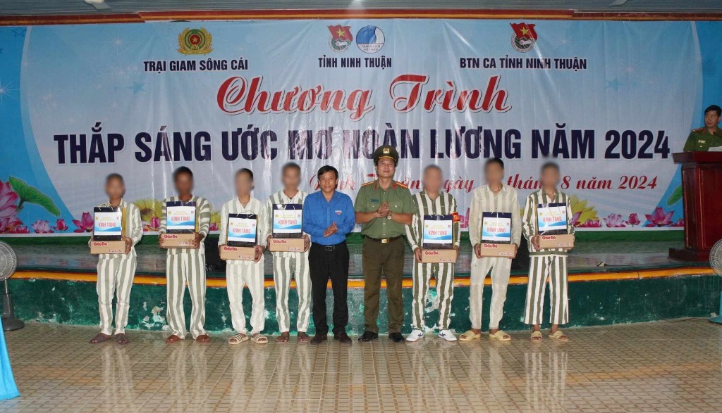 Đồng chí Huỳnh Kiều Ánh - Phó Bí thư Tỉnh Đoàn, Phó Chủ tịch UB Hội LHTN Việt Nam tỉnh  Ninh Thuận cùng đồng chí Thiếu tá Nguyễn Duy Hưng - Trưởng Ban Thanh niên Công an tỉnh Ninh Thuận trao quà cho các anh phạm nhân trại giam Sông Cái.