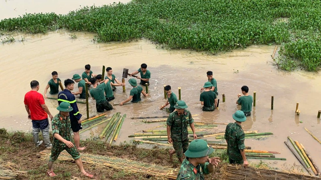 Kịp thời động viên lực lượng trực chốt, hộ đê