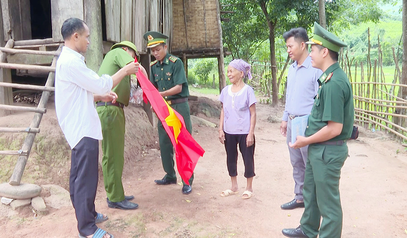 Tuyên truyền pháp luật cho người dân ở xã Dân Hóa (Minh Hóa).