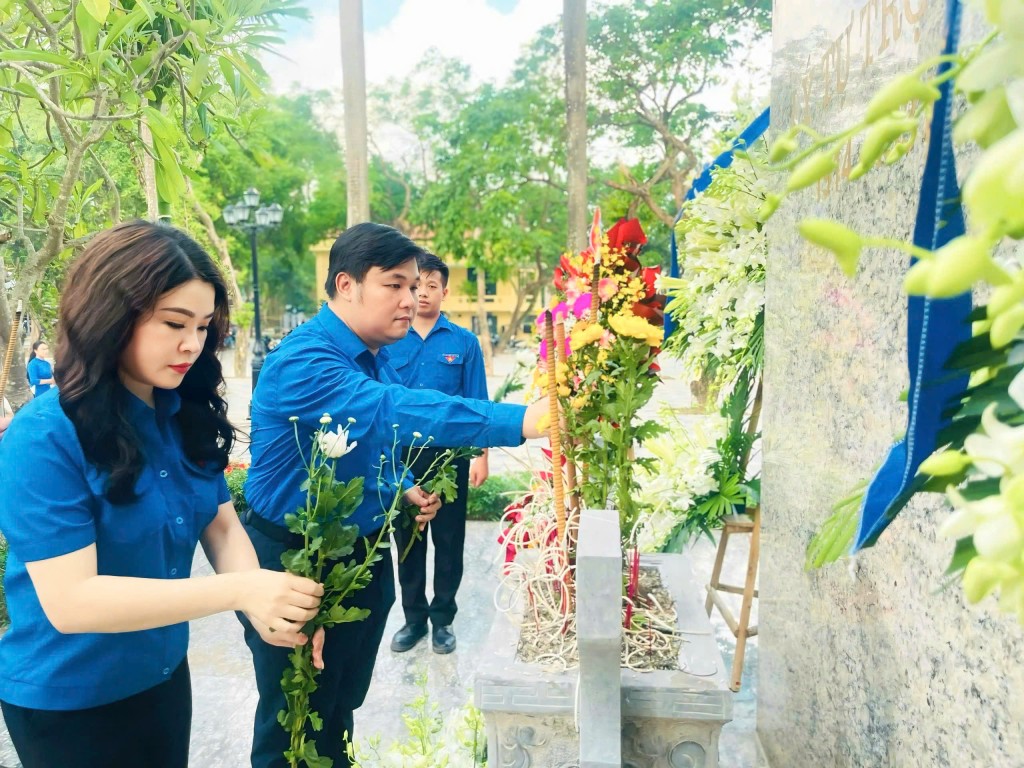 Trưởng ban Tuyên giáo Trung ương Đoàn Nguyễn Thái An và Bí thư Thành đoàn Hà Nội Chu Hồng Minh dâng hương, dâng hoa tại Tượng đài Anh hùng Lý Tự Trọng