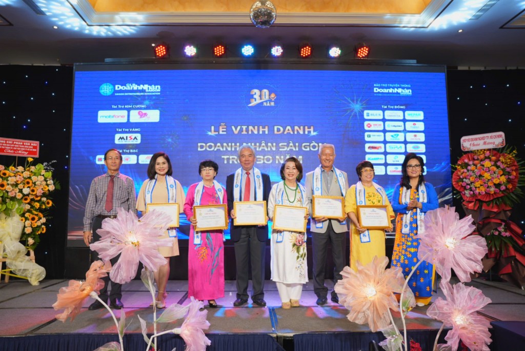 Ban tổ chức vinh danh các doanh nhân đã chèo lái doanh nghiệp thành công trong hơn 2 thập kỷ