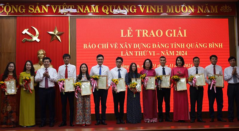 - Đồng chí Trưởng ban Tổ chức Tỉnh ủy Trần Vũ Khiêm và đồng chí Phó Chủ tịch Thường trực HĐND tỉnh Nguyễn Công Huấn trao giải B cho các nhóm tác giả.