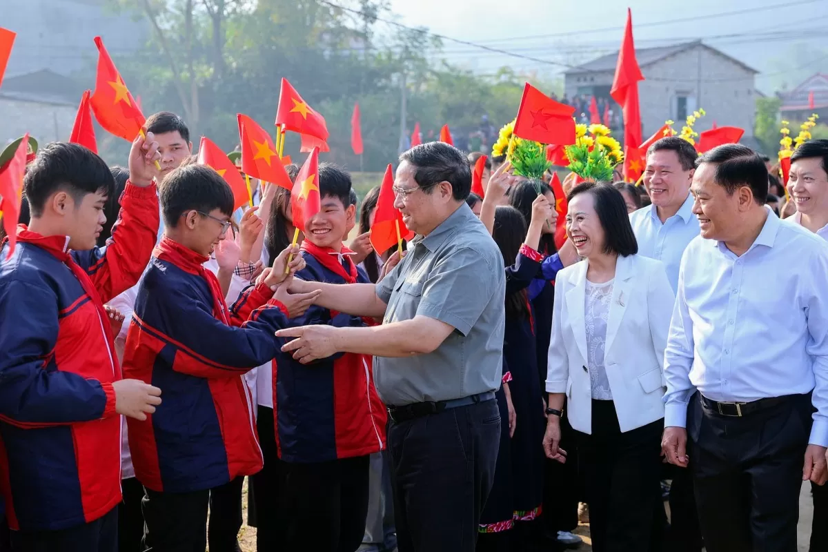 Thủ tướng ân cần thăm hỏi, trò chuyện với bà con, các cháu thiếu nhi dự Ngày hội - Ảnh: VGP/Nhật Bắc