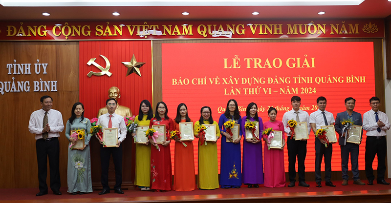 Đại diện Ban Tổ chức trao giải C cho các tác giả, nhóm tác giả.