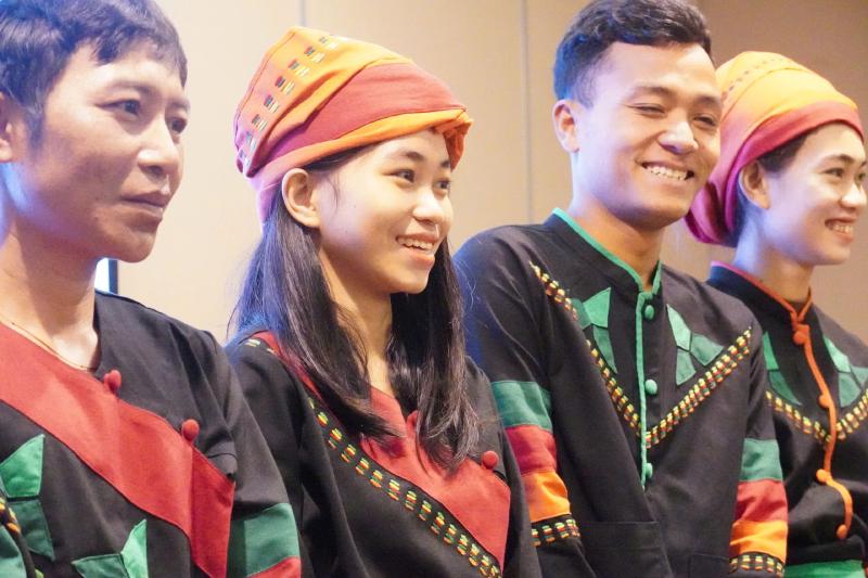 Niềm vui của đồng bào Chứt trong bộ trang phục được định hình.