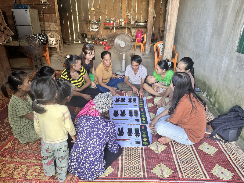 Nhóm nghiên cứu của Viện Dân tộc học trong quá trình đi thực tế tại các bản làng đồng bào Chứt.