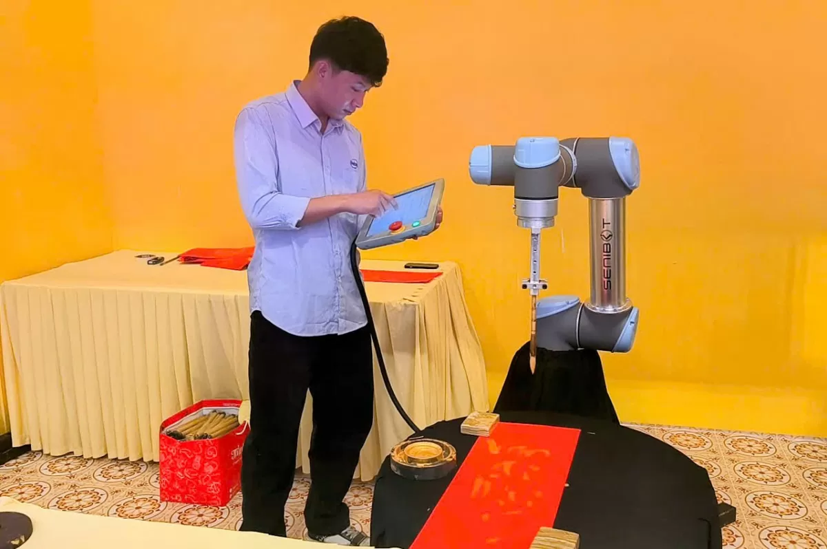 Hà Nội: Trải nghiệm robot viết thư pháp ở phố sách