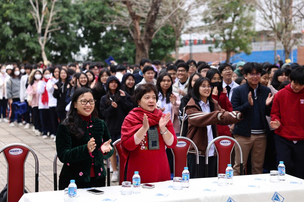 Thầy cô giáo cùng các em học sinh trường Ams hân hoan tham gia tiết sinh hoạt dưới cờ trong ngày đầu năm mới. Ảnh: Thanh Tùng