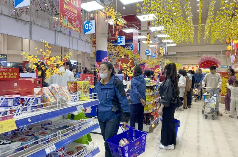 Hệ thống cơ sở hạ tầng siêu thị Co.opmart Quảng Bình bảo đảm phục vụ bán hàng văn minh, lịch sự.