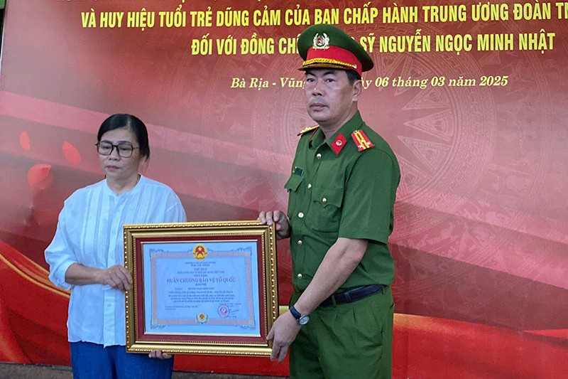 Chiến sĩ Nguyễn Ngọc Minh Nhật được truy tặng Huân chương Bảo vệ Tổ quốc