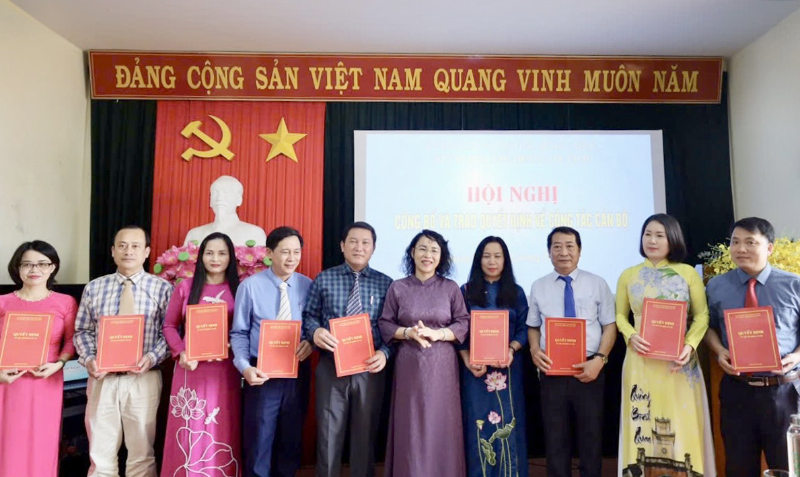 Giám đốc Sở VH-TT-DL trao quyết định về công tác cán bộ sau sáp nhập.