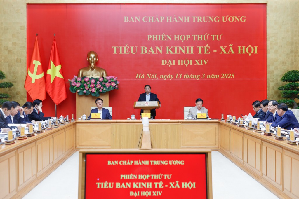 Thủ tướng nhấn mạnh tư duy, phương pháp luận, cách tiếp cận trong tiếp tục hoàn thiện dự thảo Báo cáo Kinh tế-xã hội - Ảnh: VGP/Nhật Bắc