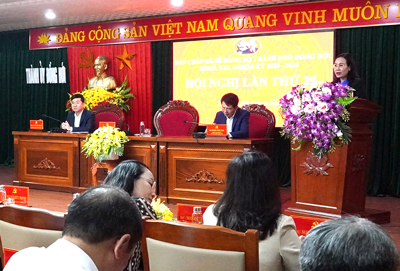 Đồng chí Bí thư Thành ủy Đồng Hới Phạm Thị Hân phát biểu kết luận tại hội nghị.