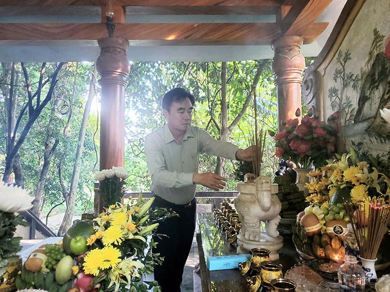 Đồng chí Trưởng Ban Nội  chính Tỉnh ủy Nguyễn Lương Bình dâng hương tại đền thờ thác Bụt.