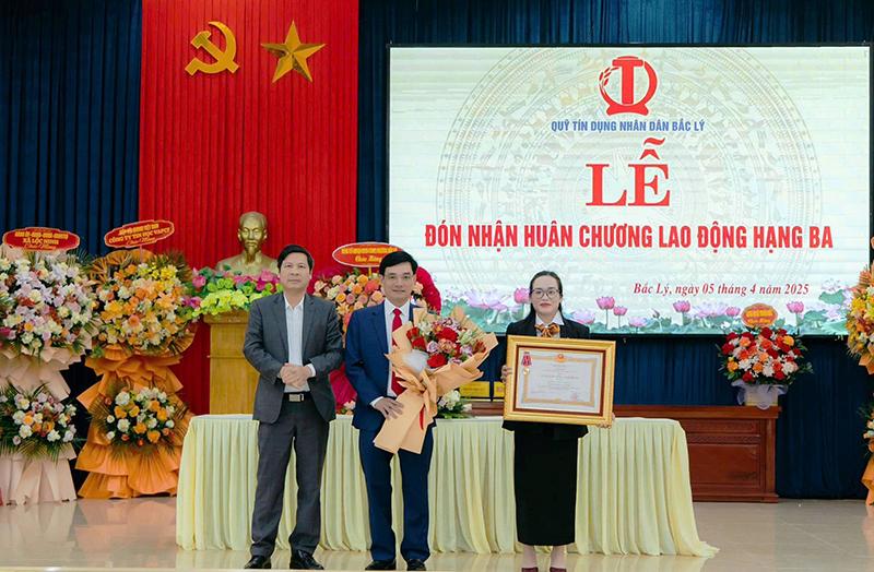 Quỹ tín dụng nhân dân Bắc Lý đón nhận Huân chương Lao động hạng Ba .