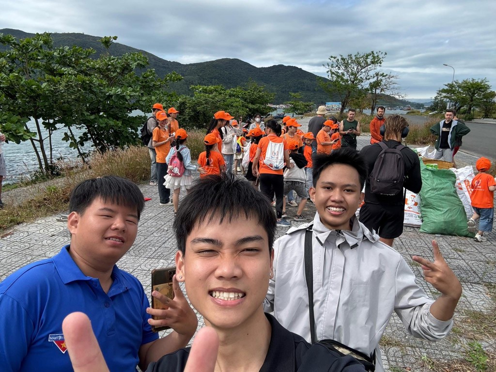 Thay vì đi chơi, đi cà phê cuối tuần, nhiều bạn trẻ chọn nhặt rác, làm sạch đường phố để ngày cuối tuần trở nên ý nghĩa hơn