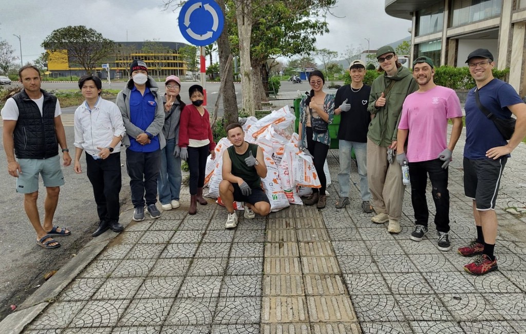 Nhiều học sinh, sinh viên, du khách biết nhóm qua mạng xã hội, đã nhanh chóng đăng ký tham gia đóng góp một công sức nhỏ để bảo vệ môi trường