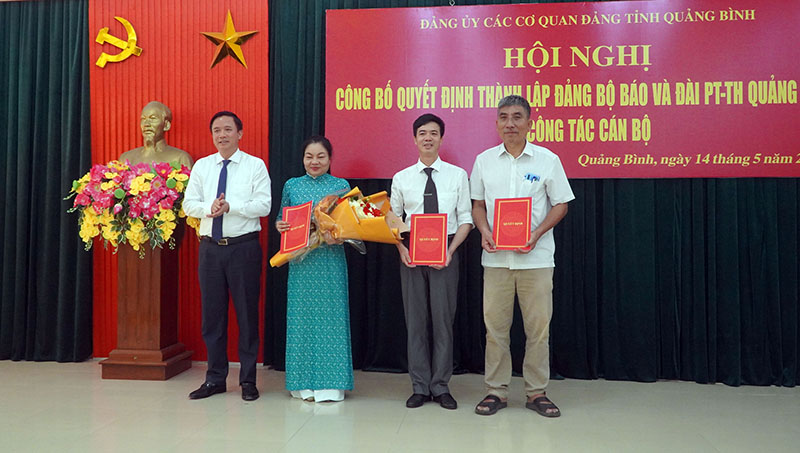 Đồng chí Phạm Tiến Nam, Tỉnh ủy viên, Phó Bí thư Đảng ủy các cơ quan Đảng tỉnh trao quyết định chỉ định Ủy ban Kiểm tra Đảng ủy Báo và Đài PT-TH Quảng Bình nhiệm kỳ 2020-2025