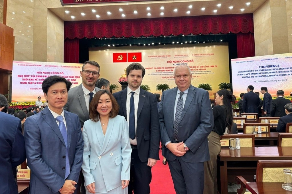 Đại diện Ban lãnh đạo GBA tại Hội nghị Công bố Nghị quyết của Chính phủ xây dựng Trung tâm Tài chính khu vực và quốc tế tại Việt Nam Đại diện Ban lãnh đạo GBA tại Hội nghị Công bố Nghị quyết của Chính phủ xây dựng Trung tâm Tài chính khu vực và quốc tế tại Việt Nam