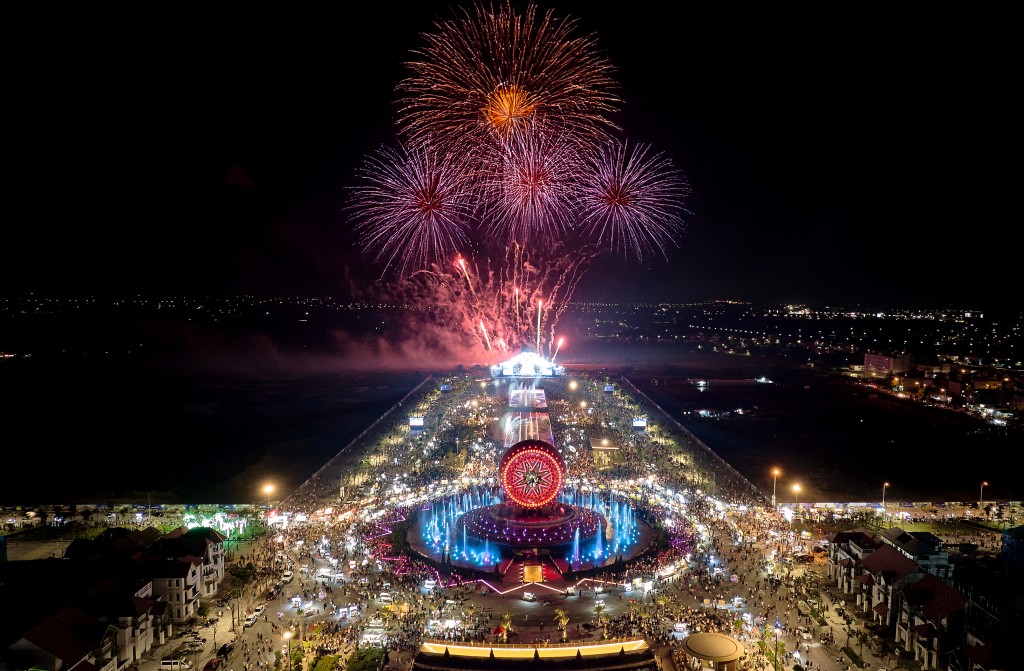 Chật kín người đổ về quảng trường trục lễ hội trong sự kiện Rực rỡ Hà Nam 12/5 (Ảnh: Ánh Dương)