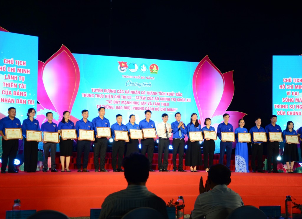 Đây là các tập thể, cá nhân tiêu biểu trong việc học tập và làm theo lời Bác trong giai đoạn mới (Ảnh Đ.Minh)