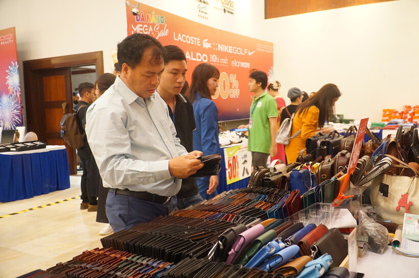 Người dân tham quan,mua sắm tại Mega Sale Đà Nẵng 2025 (Ảnh: Vũ Lê)