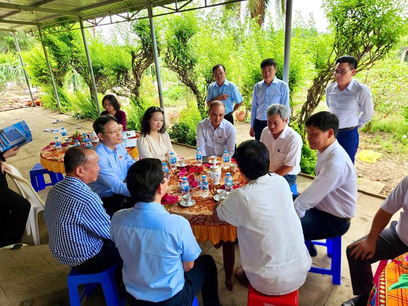 Cơ quan thẩm tra đi thực tế vườn trồng thanh long của gia đình ông Nguyễn Văn Hưởng, chợ Gạo, Tiền Giang. Ảnh: CTV