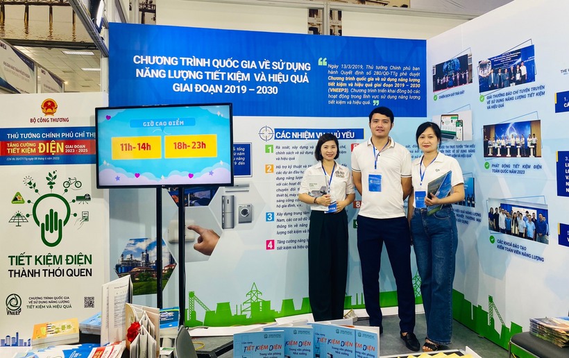 Gian hàng giới thiệu về Chương trình Quốc gia về sử dụng năng lượng tiết kiệm và hiệu quả của Bộ Công Thương tại Entech 2023. Ảnh: Thu Hường