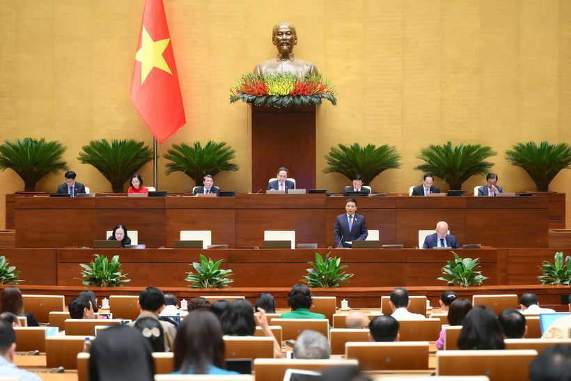 Bộ trưởng Bộ Tài chính Nguyễn Văn Thắng trả lời chất vấn. Ảnh: VPQH