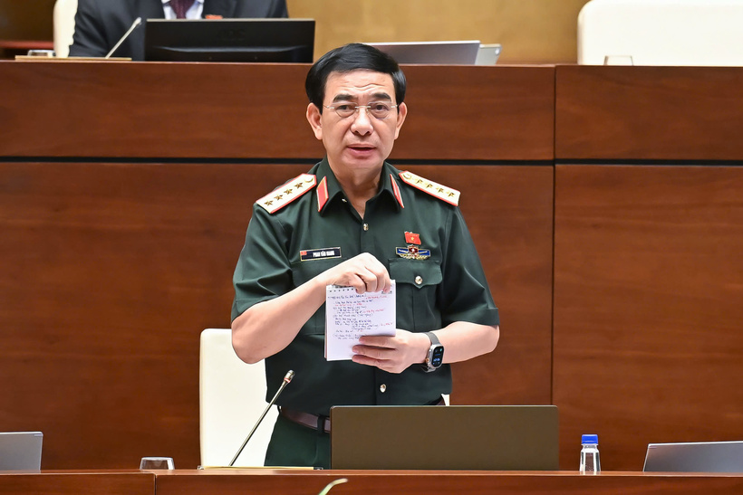 Bộ trưởng Bộ Quốc phòng Phan Văn Giang. Ảnh: VPQH