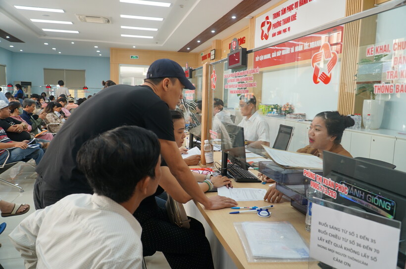 Dù lượng hồ sơ hành chính phải giải quyết nhiều, tuy nhiên, quy trình vận hành tại đây rất nề nếp, trật tự và thông suốt. Ảnh: Vũ Lê