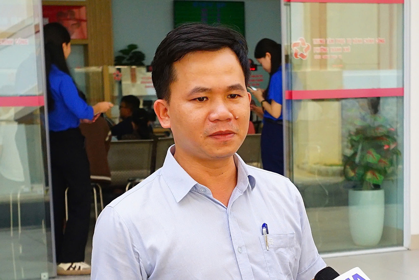 Ông Lê Văn Cương, Phó Chủ tịch phường Thanh Khê, Giám đốc Trung tâm dịch vụ hành chính công phường Thanh Khê cho biết, phường có dân số đông hàng đầu thành phố. Vì vậy, lượng hồ sơ thủ tục hành chính cũng theo đó cao hàng đầu thành phố. Từ ngày 1/7 (ngày chính thức hoạt động theo mô hình chính quyền 2 cấp) đến nay, mỗi ngày, Trung tâm dịch vụ hành chính công phường Thanh Khê tiếp nhận khoảng hơn 600 lượt hồ sơ liên quan đến thủ tục hành chính. Ảnh: Vũ Lê