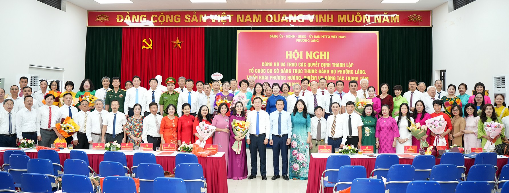 Các đại biểu chụp hình lưu niệm tại hội nghị