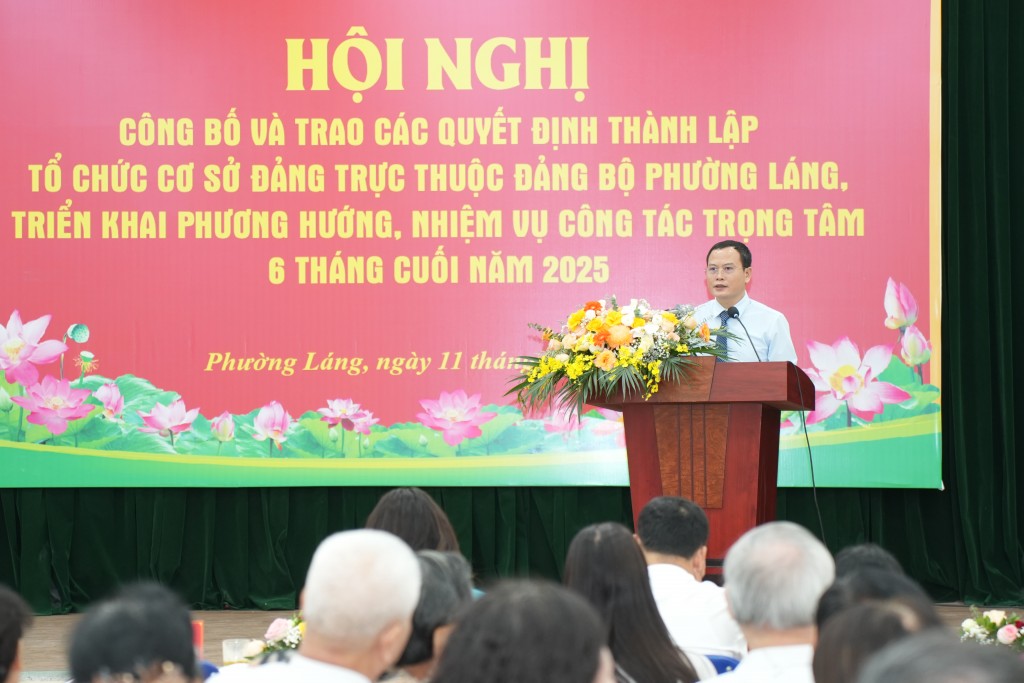 Phó Bí thư Đảng ủy, Chủ tịch UBND phường Láng Nguyễn Thanh Tùng đã báo cáo tóm tắt kết quả thực hiện nhiệm vụ kinh tế - xã hội, an ninh, quốc phòng 6 tháng đầu năm của phường Láng; đồng thời triển khai phương hướng, nhiệm vụ 6 tháng cuối năm 2025