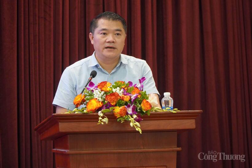 Ông Trần Việt Hùng, đại diện Cục Quản lý và Phát triển thị trường trong nước, Bộ Công Thương tham luận tại hội thảo.