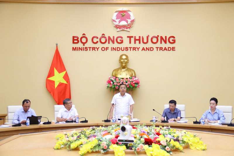 Thứ trưởng Bộ Công Thương Nguyễn Hoàng Long phát biểu tại cuộc họp. Ảnh: Thanh Tuấn