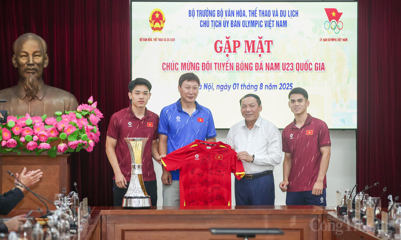 Đội tuyển U23 Việt Nam tặng quà cho Bộ trưởng Bộ VHTTDL