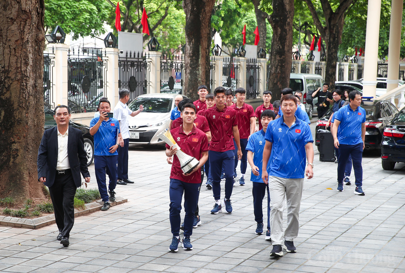 Với chiến thắng 1-0 trước chủ nhà U23 Indonesia trong trận chung kết Giải U23 Đông Nam Á 2025, Đội tuyển bóng đá U23 quốc gia Việt Nam đã lập nên kỳ tích chưa từng có là 3 lần liên tiếp giành chức vô địch khu vực