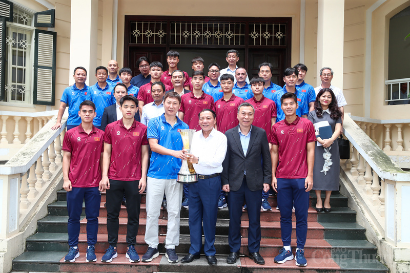 Đội tuyển U23 Việt Nam chụp ảnh lưu niệm tại Bộ VHTTDL.