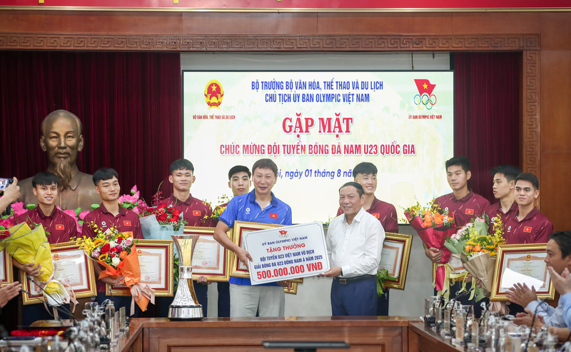 Ủy ban Olympic Việt Nam trao phần thưởng trị giá 500 triệu đồng cho đội tuyển U23 Việt Nam