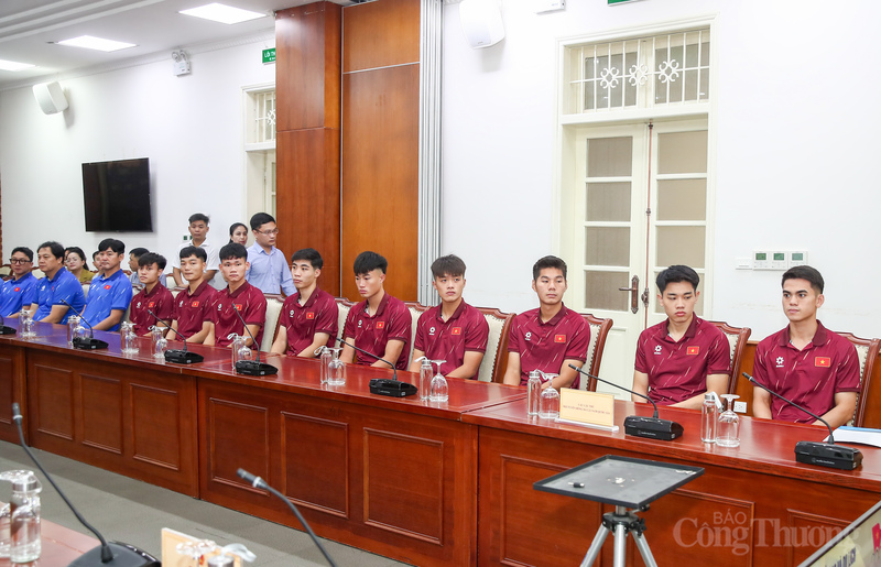 Ông Kim gửi lời cảm ơn đến người hâm mộ đã luôn theo dõi, ủng hộ, đặc biệt là những cổ động viên có mặt tại sân vận động. Đồng thời, ông cũng cảm ơn Liên đoàn Bóng đá Việt Nam  và các cấp lãnh đạo Đảng, Nhà nước đã tin tưởng, tạo điều kiện cho ông và đội tuyển. HLV Kim nhấn mạnh rằng U23 Việt Nam sẽ tiếp tục cải thiện kinh nghiệm và năng lực để hướng đến các giải đấu lớn hơn trong tương lai, đặc biệt là SEA Games 33. Ông cũng cho biết sẽ tiếp tục tìm kiếm và trao cơ hội cho các nhân tố trẻ, mở rộng cánh cửa lên đội tuyển quốc gia cho những cầu thủ xuất sắc