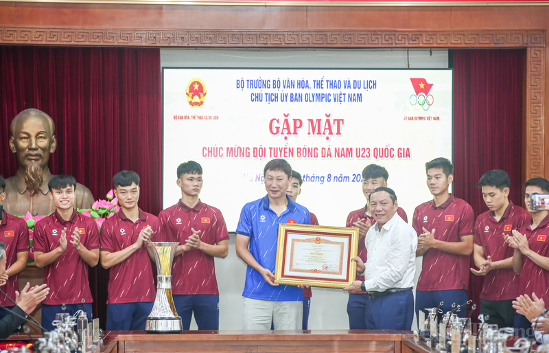 Thay mặt lãnh đạo Bộ, Bộ trưởng Nguyễn Văn Hùng đã trao bằng khen và các phần thưởng xứng đáng cho tập thể đội tuyển U23 Việt Nam cũng như các cá nhân có thành tích xuất sắc
