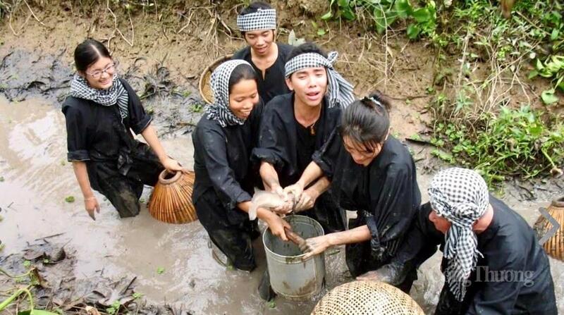 Du khách được trải nghiệm bắt cá dưới các con mương tại Cồn Sơn. (Cần Thơ)