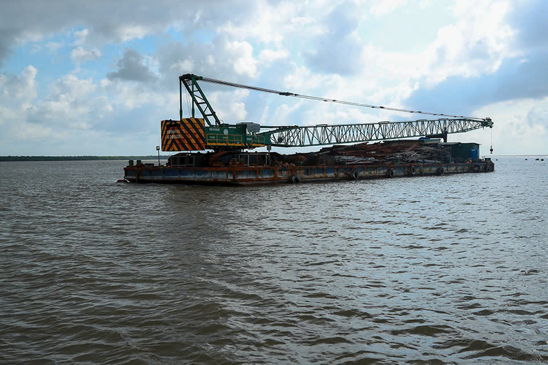 Sà lan phục vụ thi công trên biển