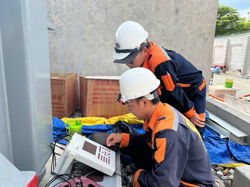Các nhà thầu đang kiểm tra thiết bị tại Trạm biến áp 110kV Côn Đảo