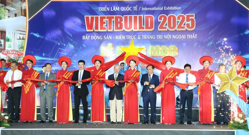 Lãnh đạo Bộ Xây dựng cùng các đại biểu thực hiện nghi thức cắt băng khai mạc Triển lãm quốc tế Vietbuild TP. Hồ Chí Minh 2025. Ảnh: Thanh Minh.